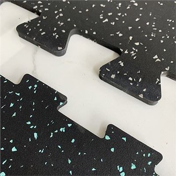 Spor Salonu Minderi Kilitli